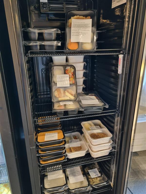 Et kjøleskap fylt med mat. - Klikk for stort bilde